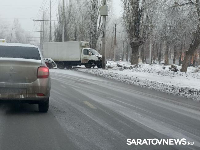«ГАЗель» вылетела на обочину на 50 лет Октября в Саратове «ГАЗель» вылетела на обочину на 50 лет Октября в Саратове