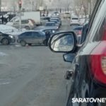 Две «Лады» создали пробку в Солнечном микрорайоне Саратова