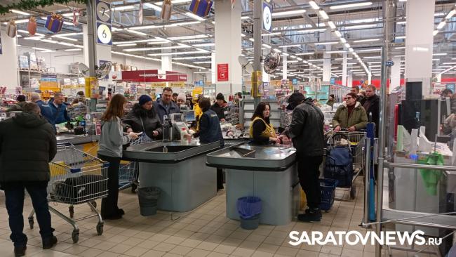 В магазинах Энгельса наблюдается столпотворение В магазинах Энгельса наблюдается столпотворение