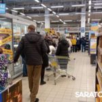 В магазинах Энгельса наблюдается столпотворение