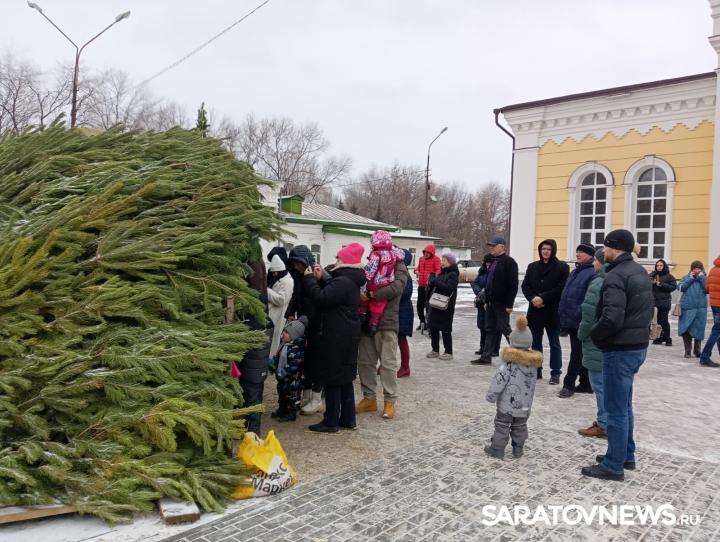 В Свято-Троицком соборе города Энгельса прошло торжественное богослужение