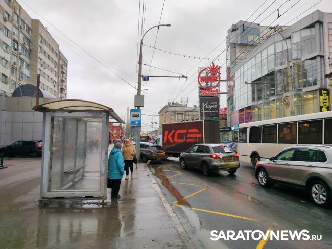 На Московской в Саратове пробка из-за ДТП с автобусом и «ГАЗелью» На Московской в Саратове пробка из-за ДТП с автобусом и «ГАЗелью»