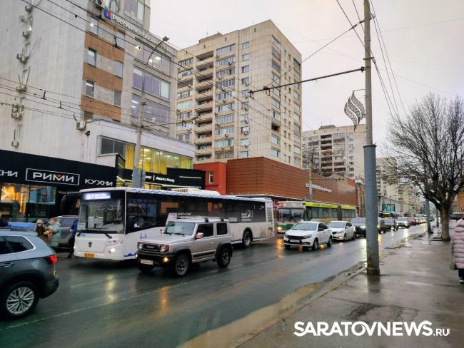 На Московской в Саратове пробка из-за ДТП с автобусом и «ГАЗелью» На Московской в Саратове пробка из-за ДТП с автобусом и «ГАЗелью»