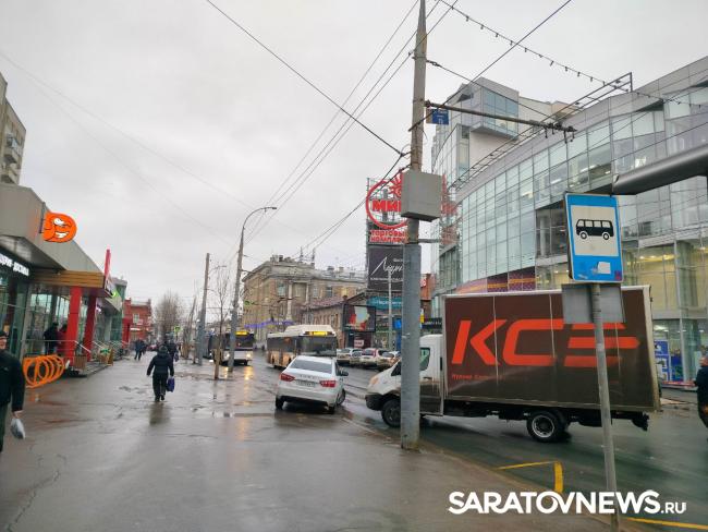 На Московской в Саратове пробка из-за ДТП с автобусом и «ГАЗелью» На Московской в Саратове пробка из-за ДТП с автобусом и «ГАЗелью»