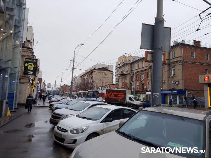 В Саратове большой затор на улице Московской В Саратове большой затор на улице Московской