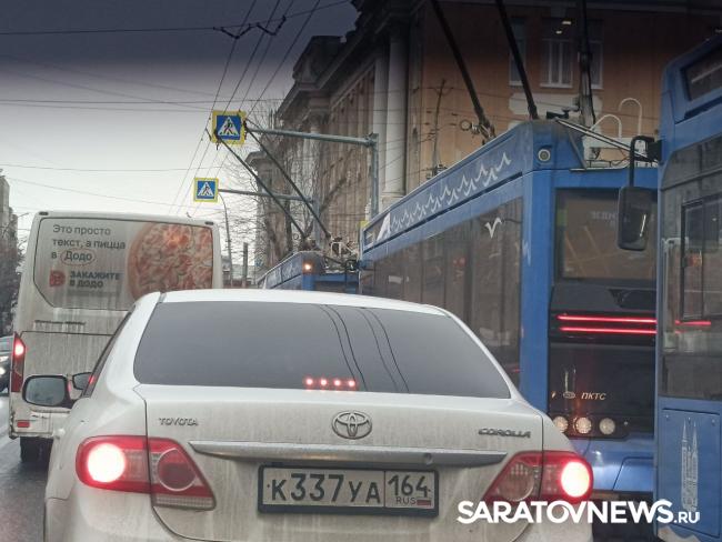 Автобусы и троллейбусы встали на Московской в Саратове из-за ДТП Автобусы и троллейбусы встали на Московской в Саратове из-за ДТП