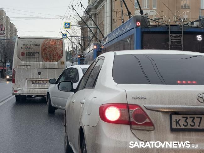 Автобусы и троллейбусы встали на Московской в Саратове из-за ДТП Автобусы и троллейбусы встали на Московской в Саратове из-за ДТП