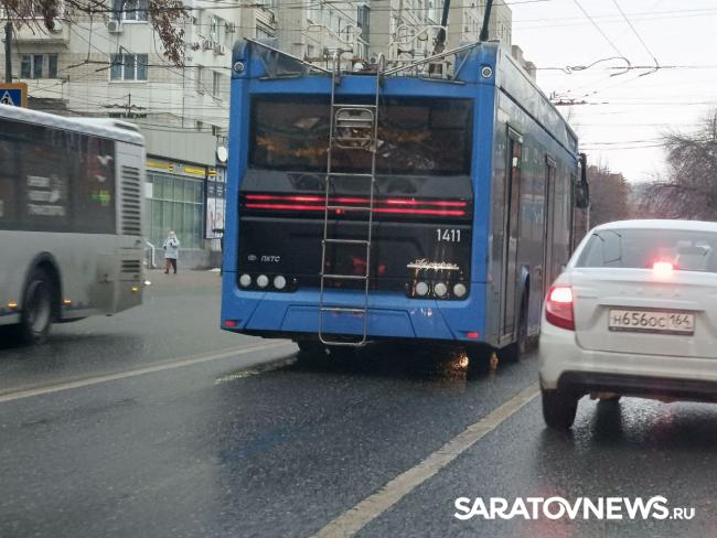 Автобусы и троллейбусы встали на Московской в Саратове из-за ДТП Автобусы и троллейбусы встали на Московской в Саратове из-за ДТП