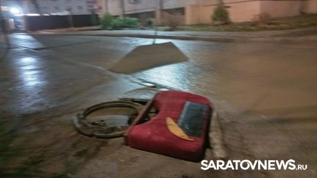 В Саратове для люков колодцев используют куски старой мебели В Саратове для люков колодцев используют куски старой мебели