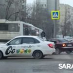 Иномарка влетела в автобус на Улешах в Саратове