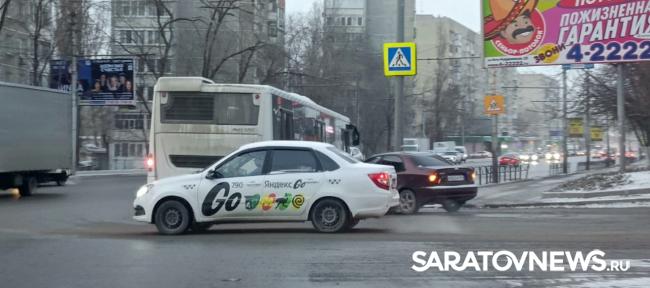 Иномарка влетела в автобус на Улешах в Саратове