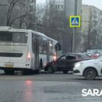 Иномарка влетела в автобус на Улешах в Саратове