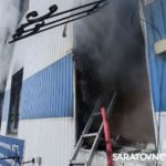 Утром пожарные тушили горящую СТО в Саратове