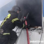 Утром пожарные тушили горящую СТО в Саратове