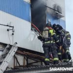 Утром пожарные тушили горящую СТО в Саратове