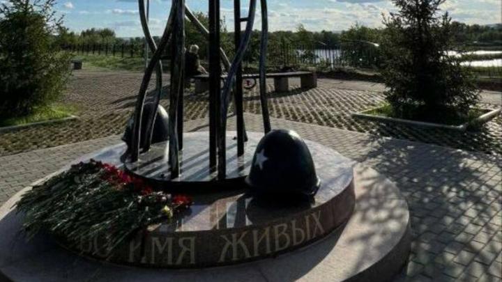 Жители Энгельса возлагают цветы к мемориалу в память о погибших спасателях Жители Энгельса возлагают цветы к мемориалу в память о погибших спасателях