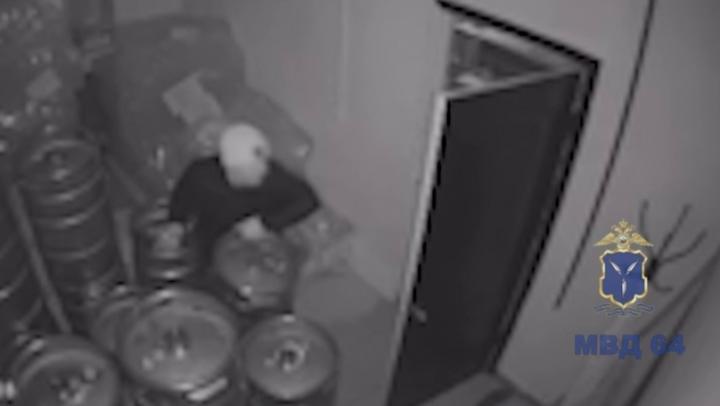 Саратовец украл из магазина 7 бочек из-под пива Саратовец украл из магазина 7 бочек из-под пива