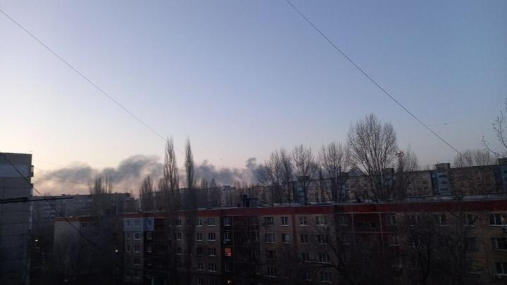 Экстренные службы тушат пожар в Энгельсе Экстренные службы тушат пожар в Энгельсе