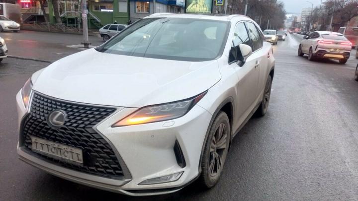 На Кутякова в Саратове Lexus наехал на женщину На Кутякова в Саратове Lexus наехал на женщину