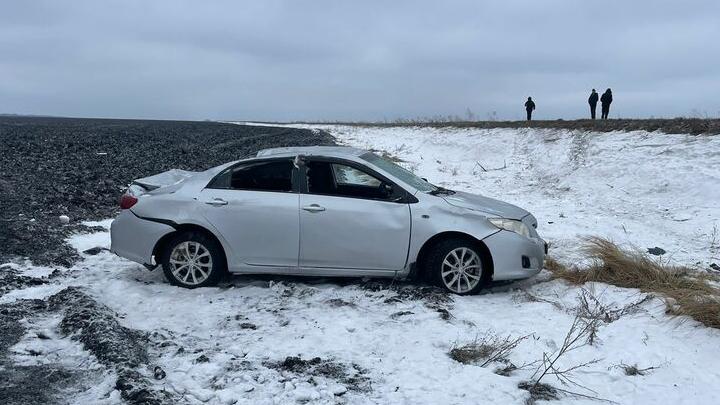 Женщина пострадала в опрокинувшейся иномарке в Романовском районе Женщина пострадала в опрокинувшейся иномарке в Романовском районе