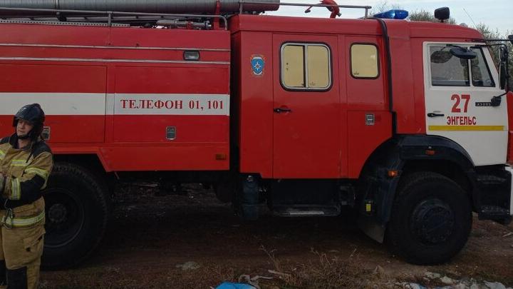 В Энгельсе снизилась площадь возгорания на предприятии В Энгельсе снизилась площадь возгорания на предприятии