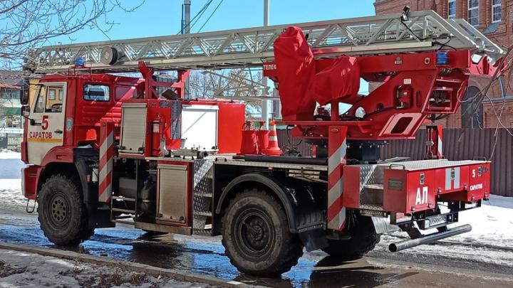 Пожарные тушили лоджию в Заводском районе Саратова Пожарные тушили лоджию в Заводском районе Саратова