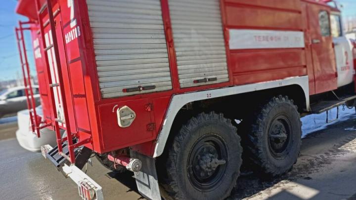 В Саратове пожарные тушили баню В Саратове пожарные тушили баню