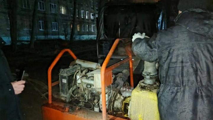 В Энгельсе прорвало канализационный коллектор под улицей Менделеева В Энгельсе прорвало канализационный коллектор под улицей Менделеева