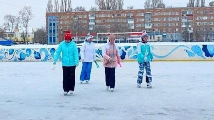В Энгельсе возобновил работу каток на площади Ленина В Энгельсе возобновил работу каток на площади Ленина