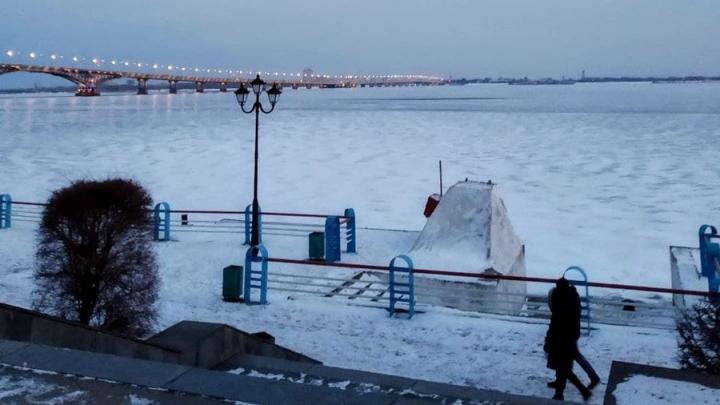 Саратовцы нарушают запрет выхода на лёд Волги Саратовцы нарушают запрет выхода на лёд Волги