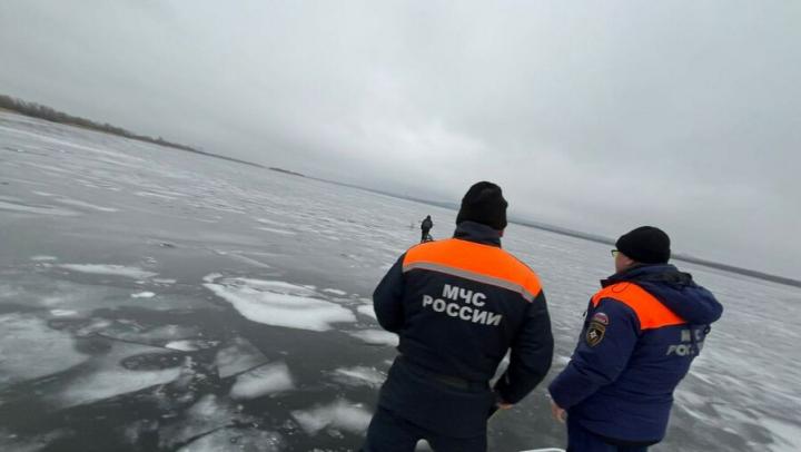 С акватории Волги у Энгельса инспектора ГИМС эвакуировали пятерых рыбаков С акватории Волги у Энгельса инспектора ГИМС эвакуировали пятерых рыбаков