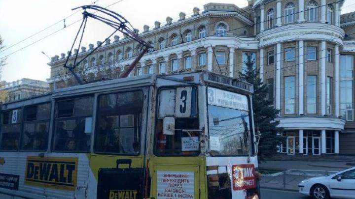 В Саратове прервано движение трамваев 3-го маршрута В Саратове прервано движение трамваев 3-го маршрута