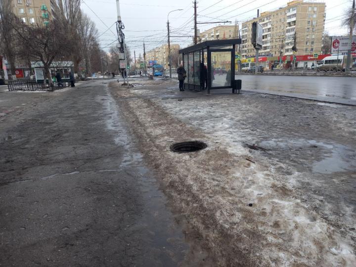 Открытый люк у тротуара угрожает здоровью покровчан Открытый люк у тротуара угрожает здоровью покровчан