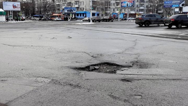 Яма на Сенной площади в Саратове мешает автомобилистам и общественному транспорту Яма на Сенной площади в Саратове мешает автомобилистам и общественному транспорту