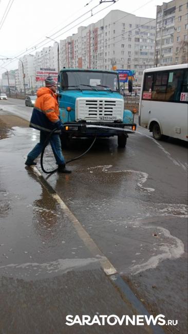 В Энгельсе на Тельмана-Волоха образовалась огромная лужа В Энгельсе на Тельмана-Волоха образовалась огромная лужа