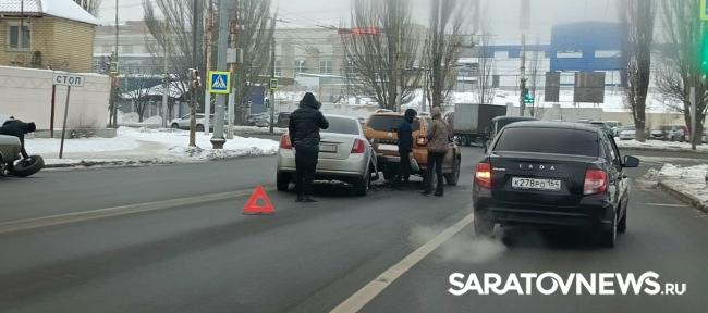 На Трофимовском мосту в Саратове столкнулись две иномарки На Трофимовском мосту в Саратове столкнулись две иномарки