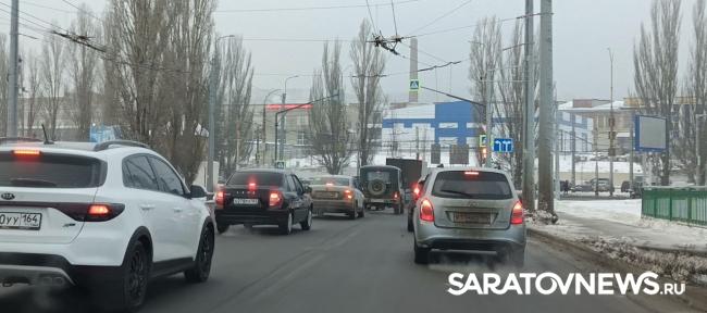 На Трофимовском мосту в Саратове столкнулись две иномарки На Трофимовском мосту в Саратове столкнулись две иномарки