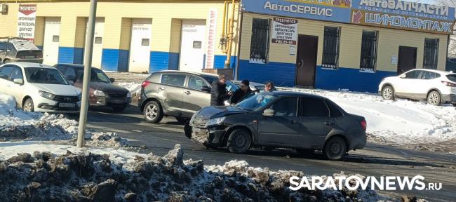 Две аварии на проспекте Строителей в Саратове создали серьезную пробку Две аварии на проспекте Строителей в Саратове создали серьезную пробку