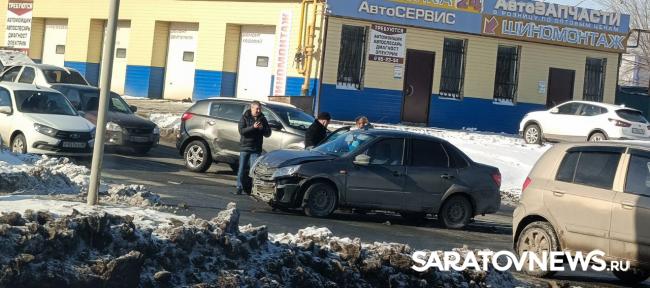 Две аварии на проспекте Строителей в Саратове создали серьезную пробку Две аварии на проспекте Строителей в Саратове создали серьезную пробку