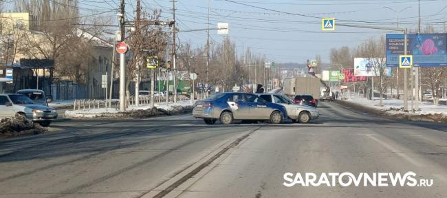 Две аварии на проспекте Строителей в Саратове создали серьезную пробку Две аварии на проспекте Строителей в Саратове создали серьезную пробку