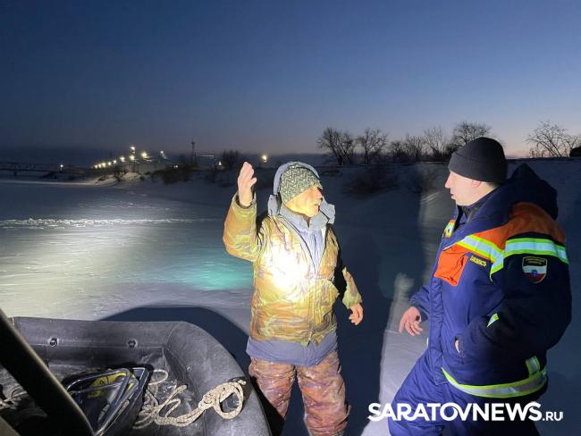 Саратовские спасатели эвакуировали со льда двух рыбаков Саратовские спасатели эвакуировали со льда двух рыбаков