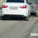 У ТЦ «Город» в Саратове столкнулись три «Лады»