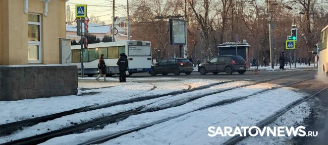 ДТП на Московской в Саратове затрудняет движение транспорта ДТП на Московской в Саратове затрудняет движение транспорта