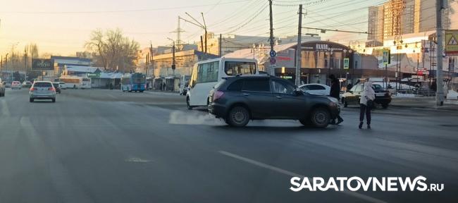 На площади Ленина в Саратове маршрутка попала в аварию На площади Ленина в Саратове маршрутка попала в аварию