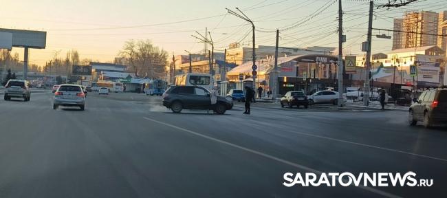 На площади Ленина в Саратове маршрутка попала в аварию На площади Ленина в Саратове маршрутка попала в аварию