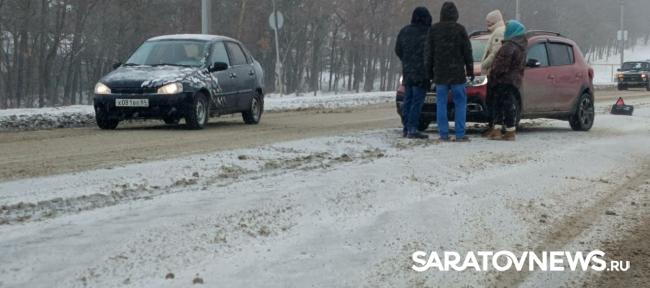 Nissan вылетел с дороги в массовой аварии на Усть-Курдюмском шоссе в Саратове Nissan вылетел с дороги в массовой аварии на Усть-Курдюмском шоссе в Саратове