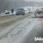 Nissan вылетел с дороги в массовой аварии на Усть-Курдюмском шоссе в Саратове Nissan вылетел с дороги в массовой аварии на Усть-Курдюмском шоссе в Саратове