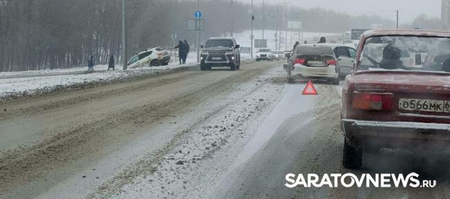 Nissan вылетел с дороги в массовой аварии на Усть-Курдюмском шоссе в Саратове Nissan вылетел с дороги в массовой аварии на Усть-Курдюмском шоссе в Саратове