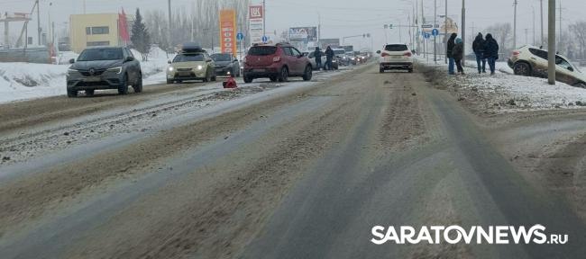 Nissan вылетел с дороги в массовой аварии на Усть-Курдюмском шоссе в Саратове Nissan вылетел с дороги в массовой аварии на Усть-Курдюмском шоссе в Саратове