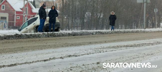 Nissan вылетел с дороги в массовой аварии на Усть-Курдюмском шоссе в Саратове Nissan вылетел с дороги в массовой аварии на Усть-Курдюмском шоссе в Саратове